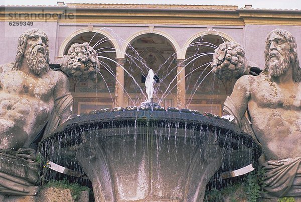 Springbrunnen  Brunnen  Fontäne  Fontänen  Europa  Garten  Latium  Palast  Schloß  Schlösser  Zierbrunnen  Brunnen  Italien