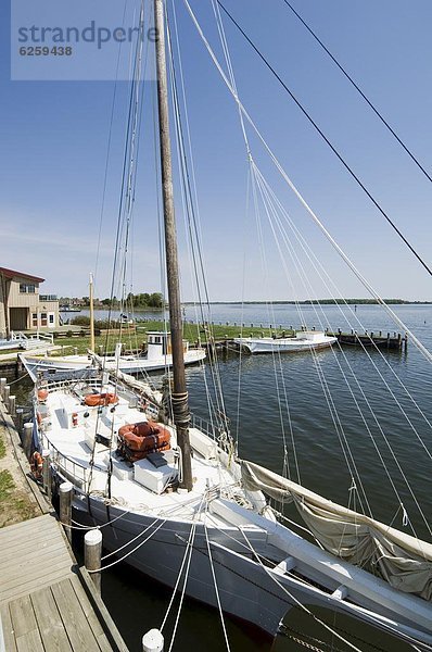 Restaurierten historischen Skipjack-Segelboot  Chesapeake Bay Maritime Museum  St. Michaels  Talbot County  Miles River  Chesapeake Bay Area  Maryland  USA  Nordamerika