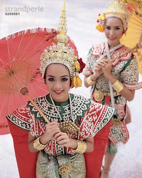 Bangkok  Hauptstadt  Portrait  sehen  lächeln  tanzen  Tänzer  Blick in die Kamera  2  Kostüm - Faschingskostüm  Südostasien  Asien  thailändisch  Thailand