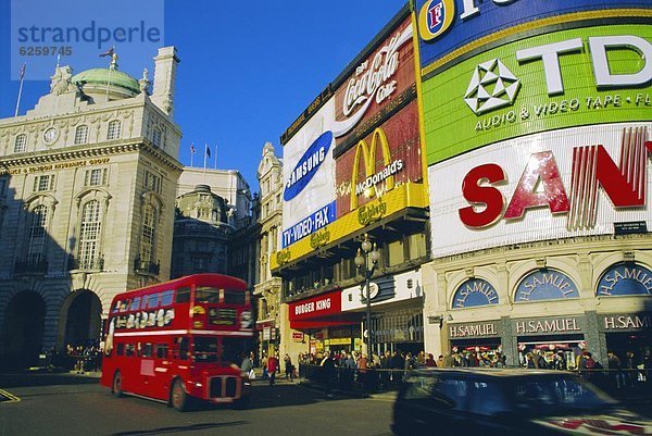 Doppeldeckerbus und Anzeigen  Piccadilly Circus  London  England  UK