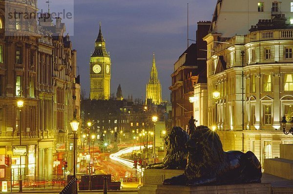 Abendansicht vom Trafalgar Square Down Whitehall mit Big Ben im Hintergrund  London  England  UK