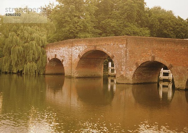 nahe  Großbritannien  über  Brücke  Fluss  Themse  Berkshire  Jahrhundert  England  vorlesen