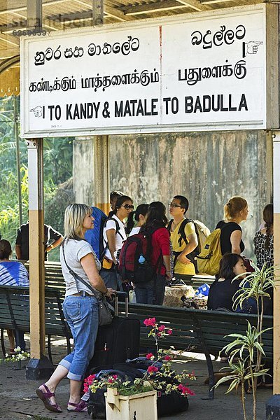 Colombo  Hauptstadt  Touristin  Zug  warten  Asien  Sri Lanka  Haltestelle  Haltepunkt  Station