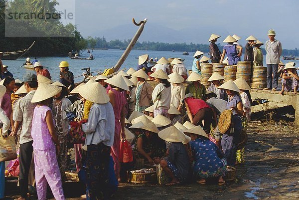 kegelförmig  Kegel  Fisch  Pisces  Frau  Hut  Fluss  Lagerfeuer  Vietnam  Asien  Markt