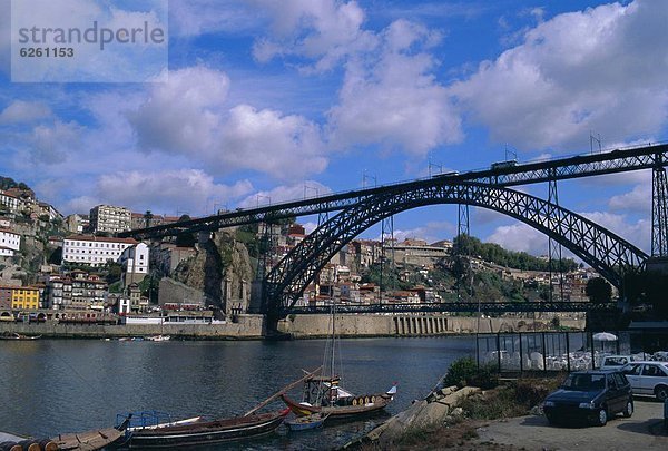 Europa  über  Brücke  Fluss  Douro  Portugal