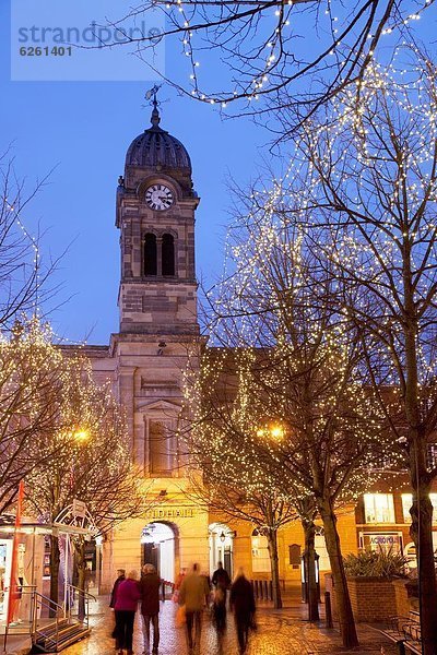 Europa  Großbritannien  Halle  Beleuchtung  Licht  Weihnachten  Derbyshire  Abenddämmerung  England