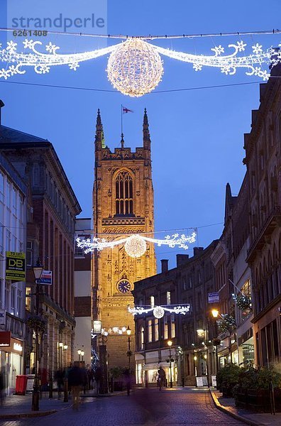 Europa  Großbritannien  Kathedrale  Beleuchtung  Licht  Weihnachten  Derbyshire  Abenddämmerung  England