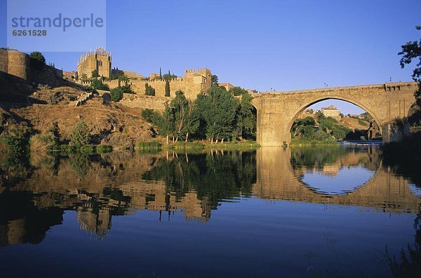 Europa  über  Brücke  Fluss  Kastilien-La Mancha  Kloster  Spanien  Toledo