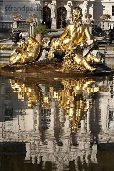 Springbrunnen  Brunnen  Fontäne  Fontänen  Europa  Palast  Schloß  Schlösser  Spiegelung  Bayern  Zierbrunnen  Brunnen  Deutschland  Teich  Reflections