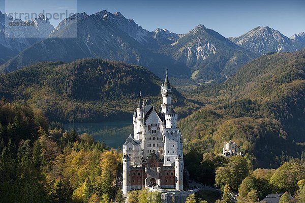 Europa  Palast  Schloß  Schlösser  Schloss Neuschwanstein  Alpen  Herbst  Bayern  deutsch  Deutschland  Romantik