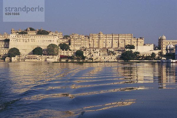 Großstadt  See  Palast  Schloß  Schlösser  Ansicht  Asien  Indien  Udaipur