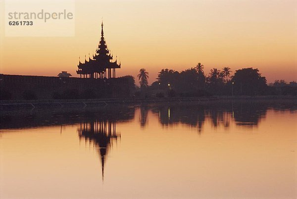 Wassergraben  Sonnenuntergang  Festung  Myanmar  Asien