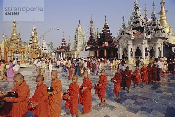 Schüssel Schüsseln Schale Schalen Schälchen bitten fünfstöckig Buddhismus Mönch Myanmar Asien betteln Linie