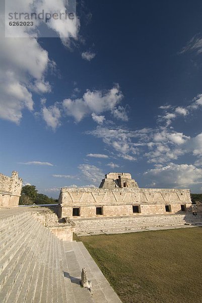 Nordamerika  Mexiko  UNESCO-Welterbe  Nonne  links  Uxmal  Yucatan