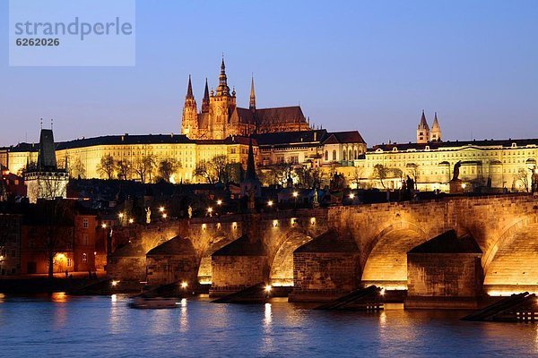 Prag  Hauptstadt  Skyline  Skylines  Europa  Palast  Schloß  Schlösser  über  Brücke  Fluss  Tschechische Republik  Tschechien  Moldau  UNESCO-Welterbe