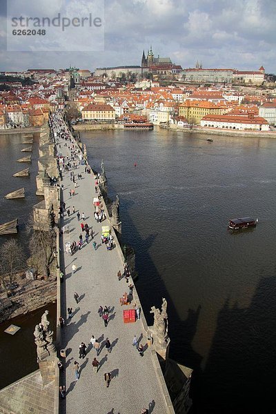 Charles Brücke über den Fluss Vltava  UNESCO-Weltkulturerbe  Prag  Tschechische Republik  Europa