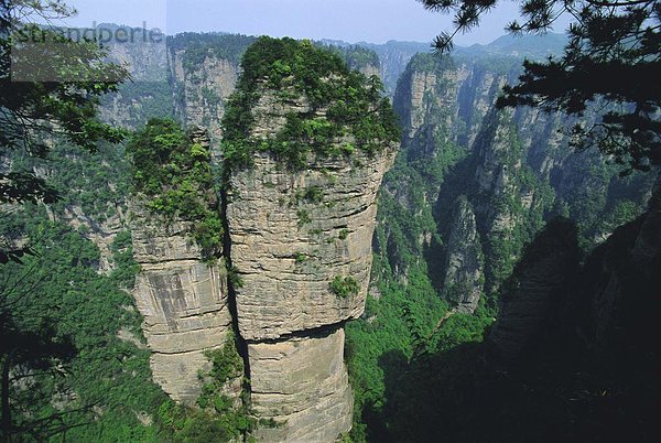 Landschaftlich schön  landschaftlich reizvoll  Tal  Wald  Zimmer  China  erklären  Kalkstein