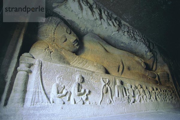 Felsbrocken  liegend  liegen  liegt  liegendes  liegender  liegende  daliegen  schneiden  Vorbereitung  Fluss  Statue  Höhle  fünfstöckig  Buddhismus  Schlucht  schnitzen  Buddha  Indien  zurücklehnen