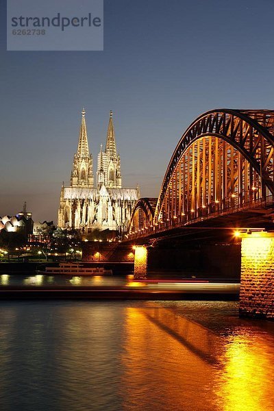 Europa  über  Brücke  Fluss  Kathedrale  UNESCO-Welterbe  Köln  Deutschland