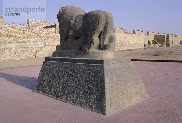 Löwe  Panthera leo  Mann  Statue  überarbeitet  Naher Osten  Irak