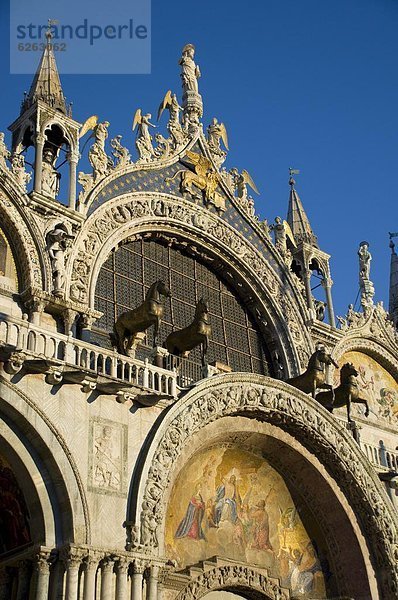 hoch  oben  nahe  zeigen  Europa  Markierung  Fassade  Quadrat  Quadrate  quadratisch  quadratisches  quadratischer  Statue  sprechen  UNESCO-Welterbe  Venetien  Markusplatz  Basilika  Italien  Venedig