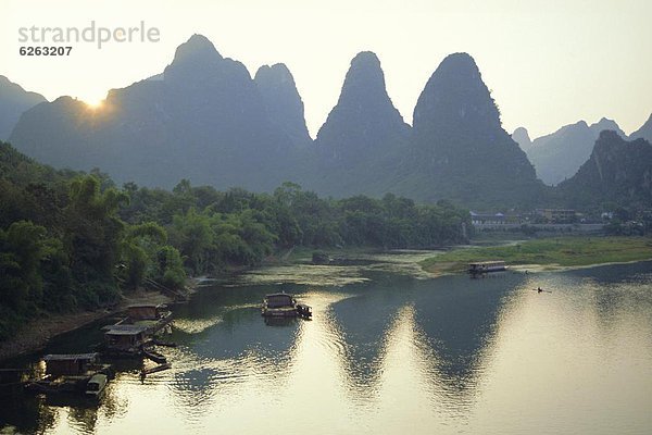 über  Hügel  aufwärts  Fluss  China  Guilin  Kalkstein  Yangshuo