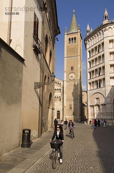 Europa  Kathedrale  Glocke  Italien  Parma