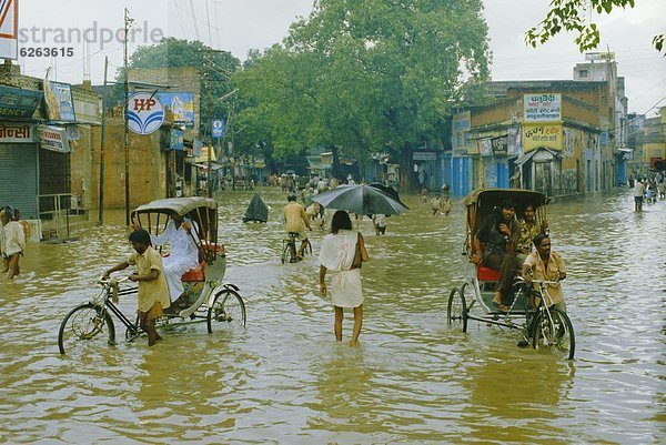 schieben  Stadt  Flut  Indien