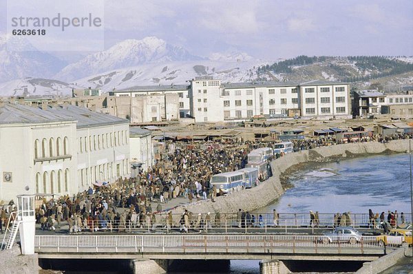 Kabul Hauptstadt Mensch Menschen Großstadt Menschenmenge Omnibus Afghanistan