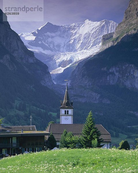 Europa  Kirche  Dorf  Westalpen  Berner Oberland  Schweiz