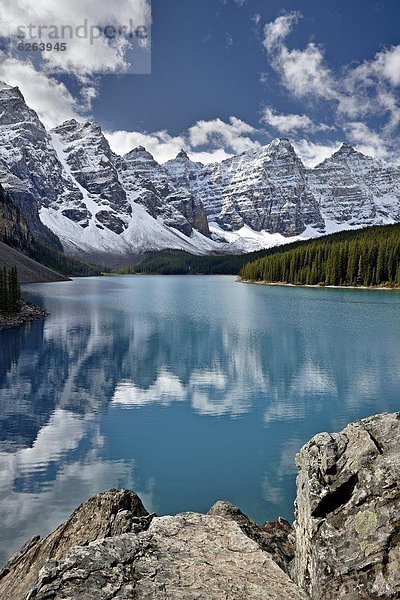 Frische  See  Nordamerika  Moräne  Rocky Mountains  Banff Nationalpark  UNESCO-Welterbe  Alberta  Kanada  Schnee