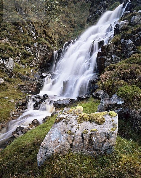 Wasserfall in der Nähe von Uig  Isle of Lewis  Äußere Hebriden  Schottland  Vereinigtes Königreich  Europa