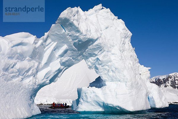 Eisberg  Ehrfurcht  Tourist  Boot  Brücke  unterhalb  Sternzeichen  Antarktis  Enterprise Island