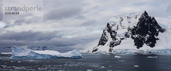 Eisberg  Berg  Nostalgie  groß  großes  großer  große  großen  dahintreibend  Antarktis  Halbinsel