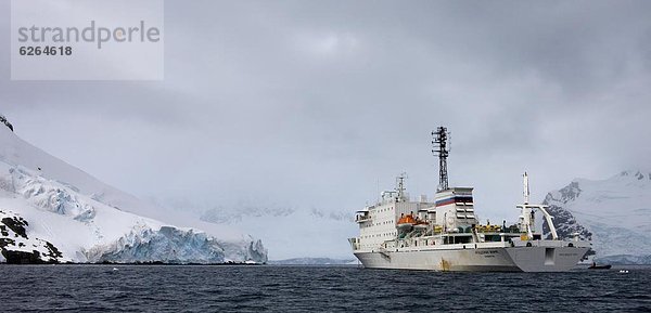 Verkehr  Tourist  Anker werfen  ankern  Schiff  Insel  Antarktis  Forschung  russisch