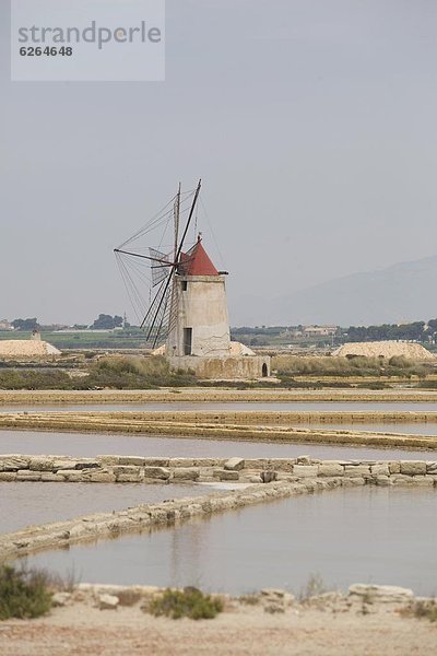 Windturbine Windrad Windräder Europa Bett Meer Italien Speisesalz Salz Sizilien