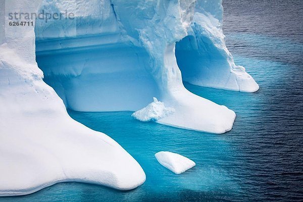 Detail  Details  Ausschnitt  Ausschnitte  Eisberg  Küste  dahintreibend  Antarktis  Halbinsel