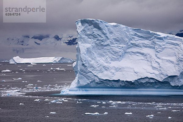 Wolke  füllen  füllt  füllend  Ehrfurcht  Eisberg  Antarktis  Halbinsel