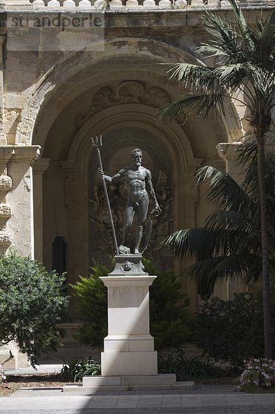Valletta Hauptstadt Europa Ehrfurcht Palast Schloß Schlösser Statue Wassermann - Sternzeichen Innenhof Hof Malta