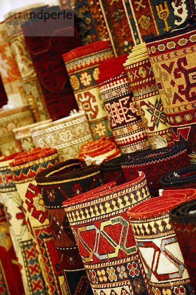 Truthuhn  Europa  Ehrfurcht  Teppichboden  Teppich  Teppiche  verkaufen  Basar  Istanbul  Türkei