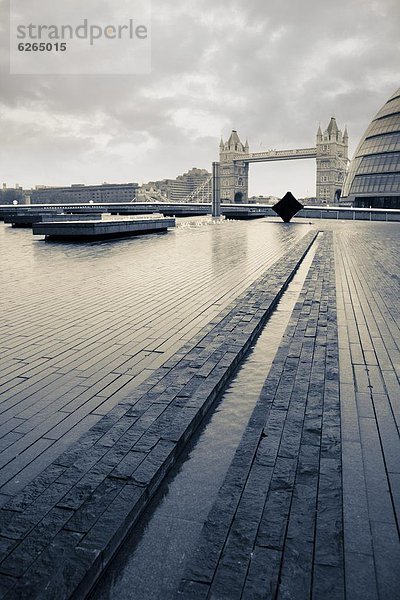 Rathaus und Tower Bridge  London  England  Großbritannien  Europa (Split Toned)