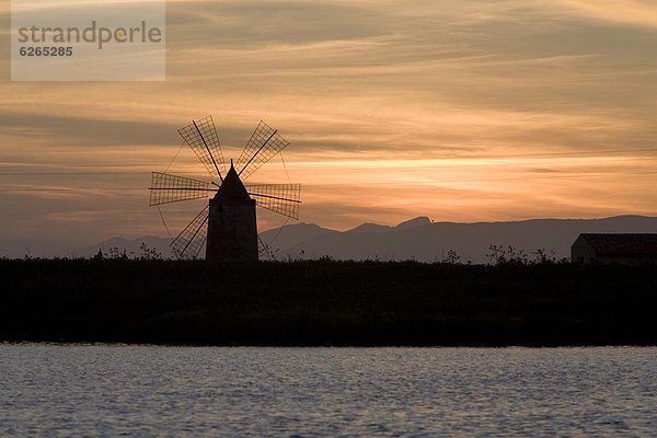 Windturbine  Windrad  Windräder  Europa  Sonnenuntergang  über  Bett  Italien  Speisesalz  Salz  Sizilien