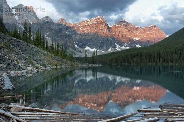 Morgen  Spiegelung  See  früh  Nordamerika  Moräne  Rocky Mountains  Banff Nationalpark  UNESCO-Welterbe  Alberta  Kanada  Reflections