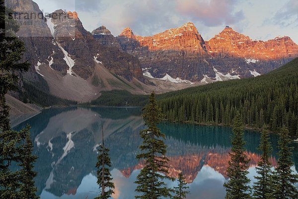Morgen  Spiegelung  See  früh  Nordamerika  Moräne  Rocky Mountains  Banff Nationalpark  UNESCO-Welterbe  Alberta  Kanada  Reflections