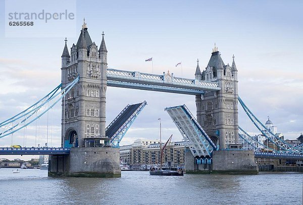 Tower Bridge Eröffnung und Themse  London  England  Großbritannien  Europa