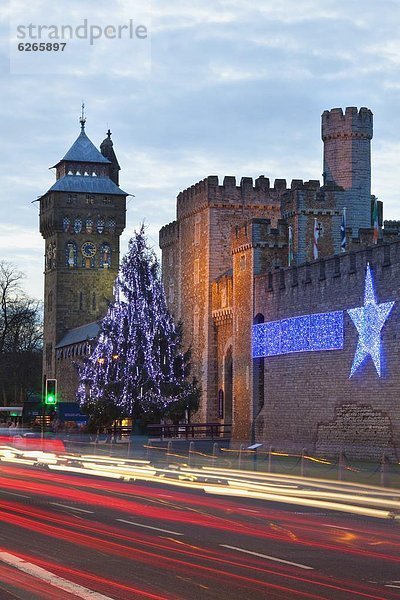 Europa  Palast  Schloß  Schlösser  folgen  Großbritannien  Beleuchtung  Licht  Weihnachten  Cardiff  South Wales  Straßenverkehr  Wales
