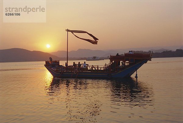 Hotel  See  Monarchie  Palast  Schloß  Schlösser  Containerschiff  Indien  Rajasthan  Udaipur