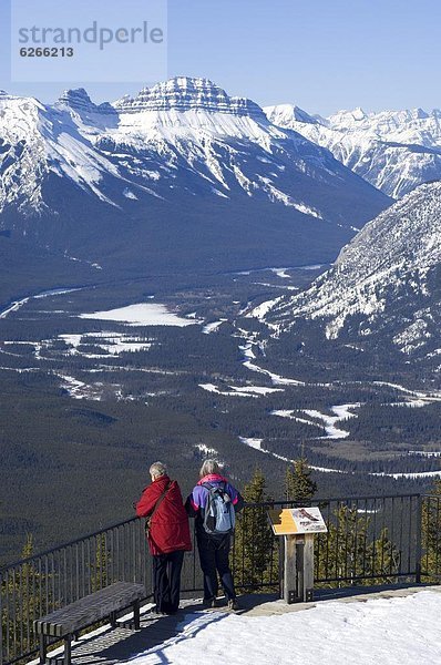 Frau  Berg  Tal  hoch  oben  Nordamerika  2  Unterricht  UNESCO-Welterbe  Alberta