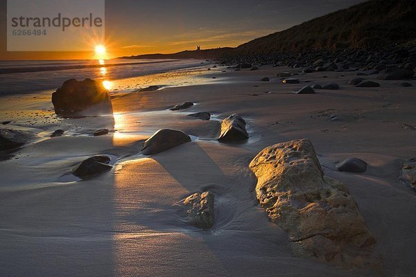 hoch oben Europa Sonnenstrahl Strand Morgen Großbritannien Beleuchtung Licht England Northumberland Sandstein