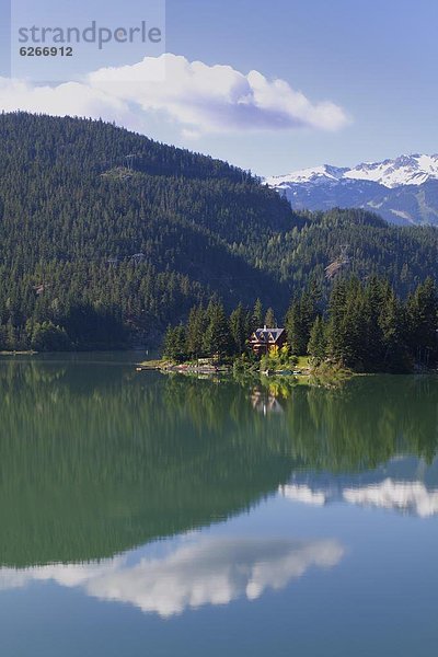 Wasserrand Wohnhaus grün See Nordamerika British Columbia Kanada